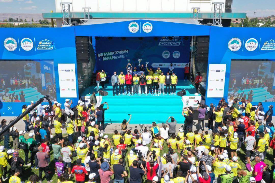 baskan-buyukkilic-yari-maraton-ile-bir-ilke-daha-imza-atti-9