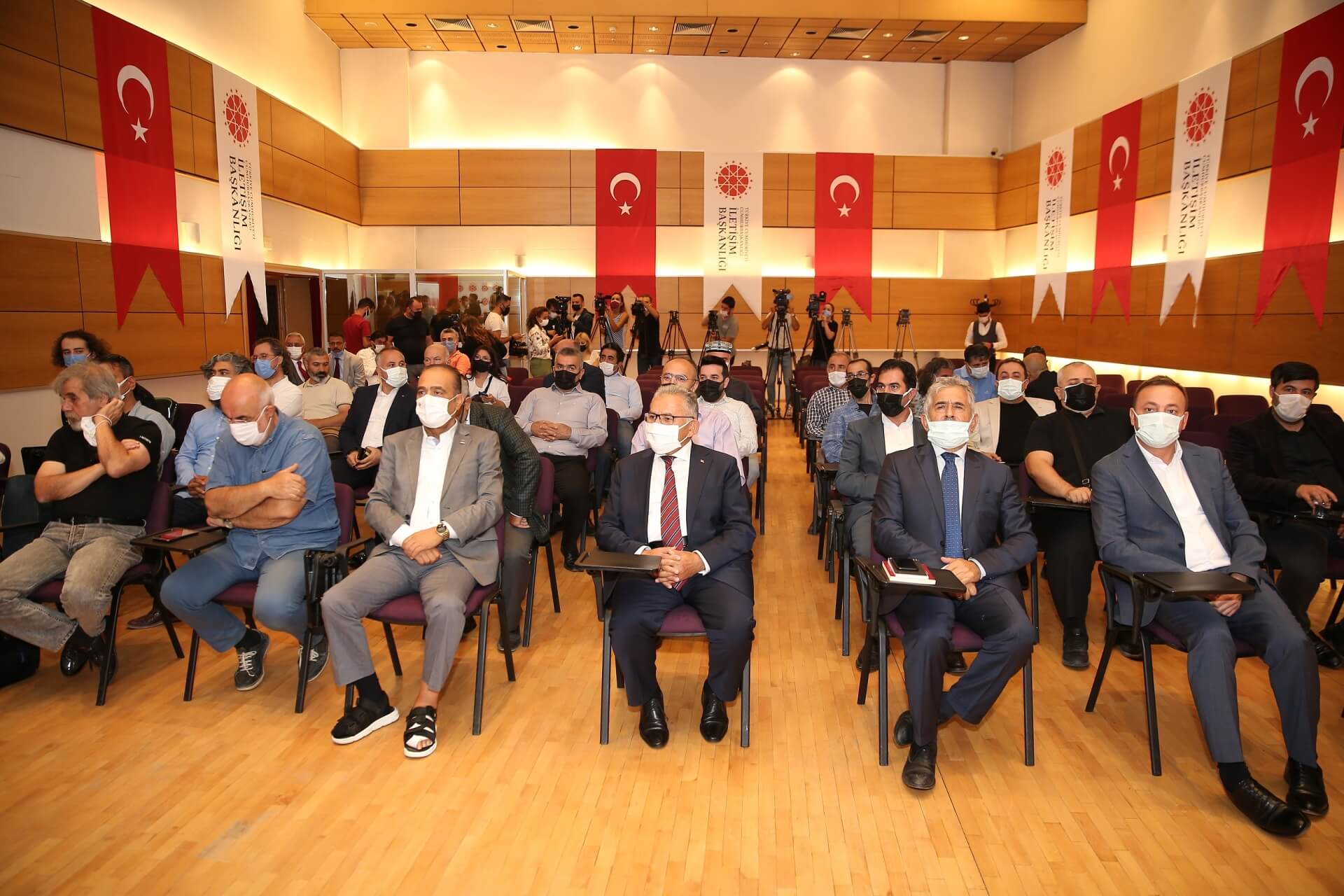 baskan-buyukkilic-yaygin-ve-yerel-medya-mensuplari-ile-panelde-bulustu-0