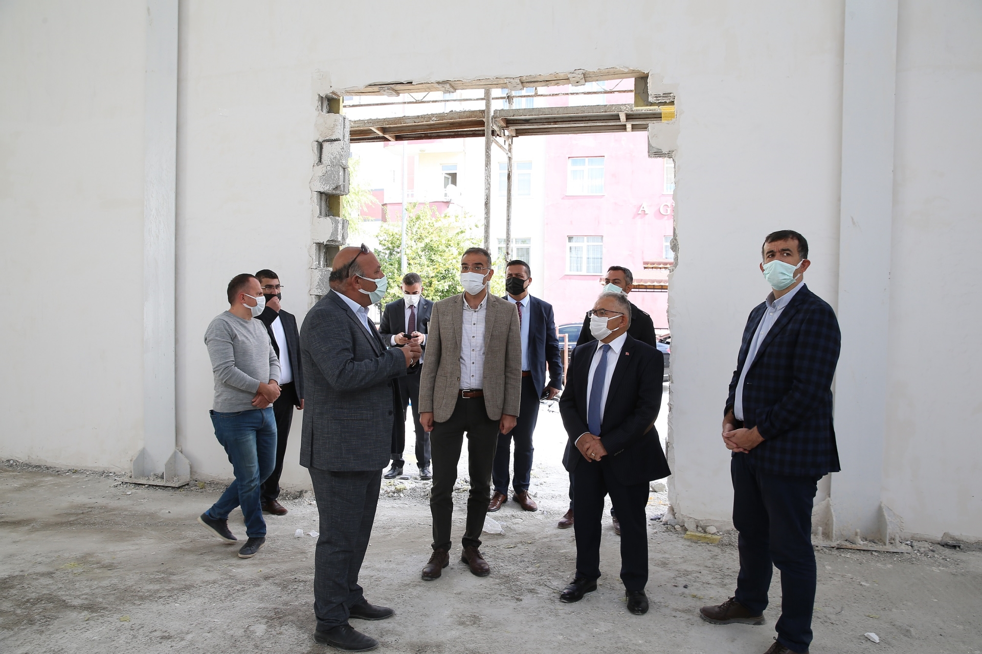 baskan-buyukkilic-spor-salonu-insaatini-denetledi-33