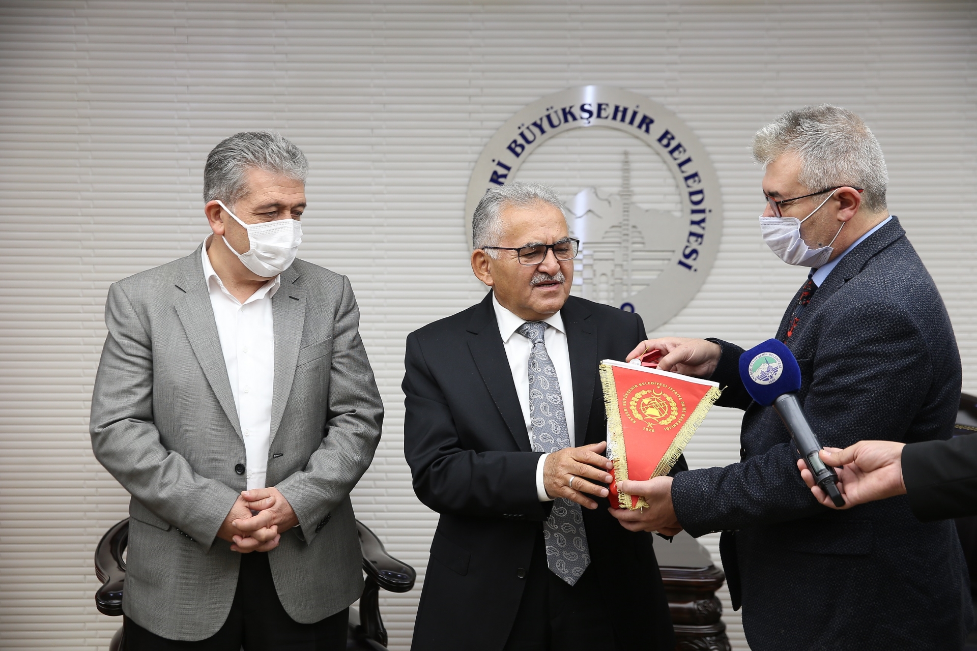 buyukkilic-itfaiyemizin-tum-ekiplerini-bagrimiza-basiyor-fedakar-calismalardan-dolayi-tebrik-ve-tesekkur-ediyorum-59