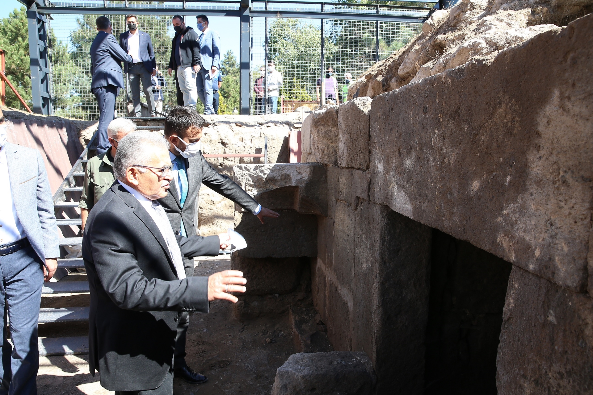 buyuksehir-selcuklu-eseri-turbeyi-40-gunde-gun-yuzune-cikardi-53