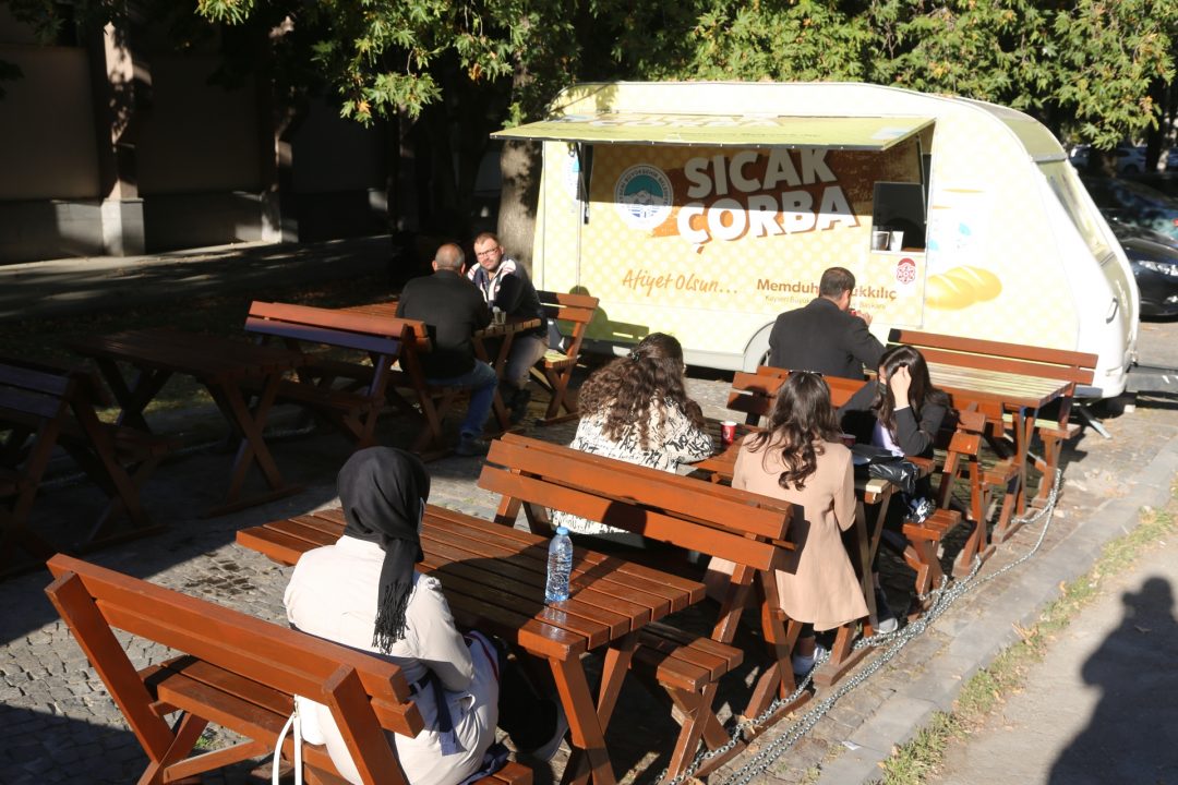 buyuksehirden-erciyes-universitesinde-sicak-corba-hizmeti-5