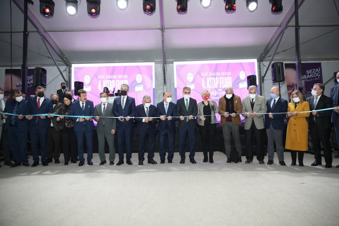 4-kayseri-kitap-fuari-sezai-karakoc-anisina-kapilarini-acti-48