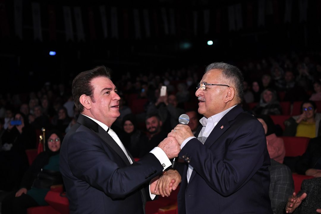 baskan-buyukkilic-konser-ve-siir-dinletisinde-sarki-soyledi-16