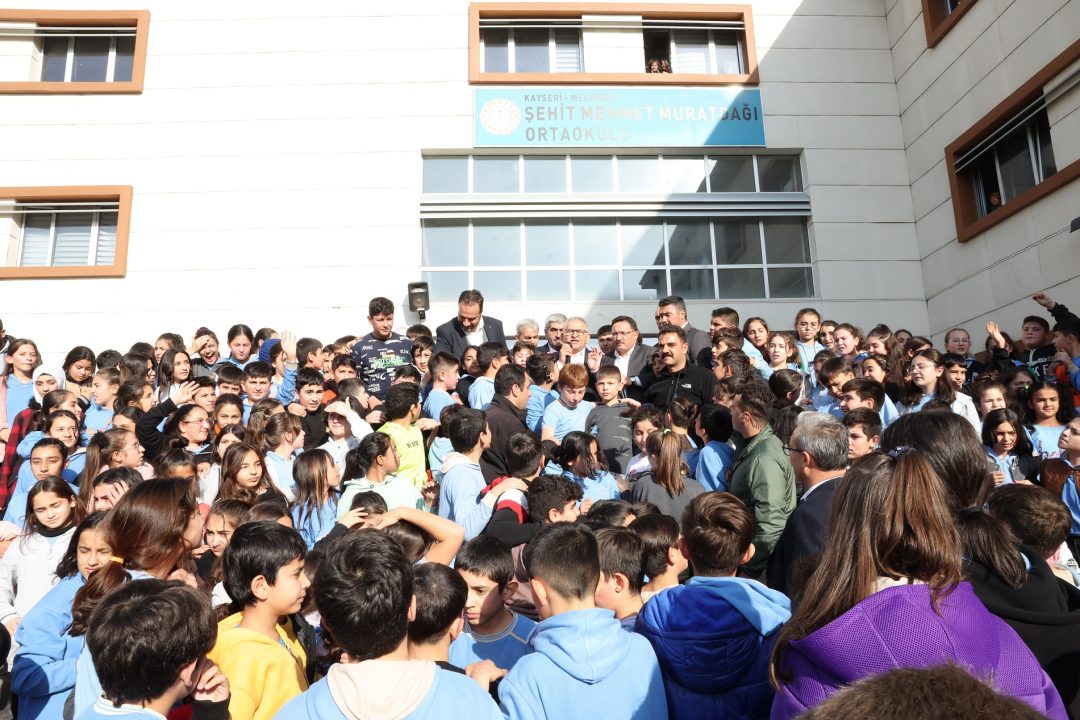 baskan-buyukkilic-ve-vali-cicek-ogretmenlerle-bulustu-ogrencilerle-kucaklasti-54