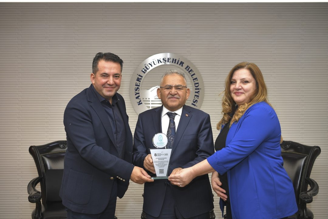 baskan-buyukkilica-kalderden-tesekkur-plaketi-0