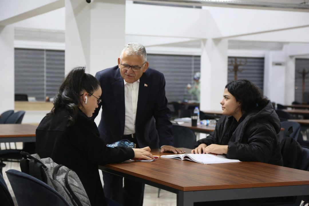 ogrencilere-kutuphanede-baskan-surprizi-54