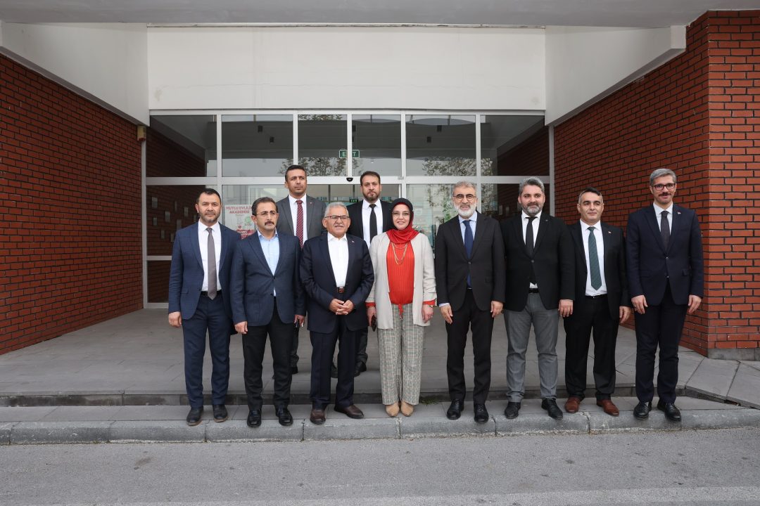 baskan-buyukkilic-eski-bakan-yildiz-ile-birlikte-kaymek-akademide-incelemelerde-bulundu-33