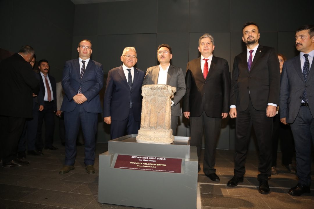 vali-cicek-ve-baskan-buyukkilic-ates-kultu-sunagini-tanitti-45